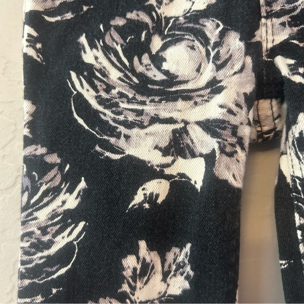 ⭐️Baby Gap black and white floral denim leggings size 4 years